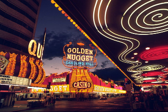 Улица Лас-Вегаса с казино Golden Gate.