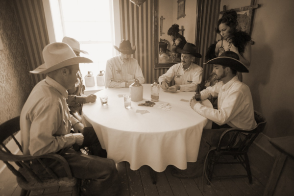 Демонстрация как каубоите играят покер в Стария Запад