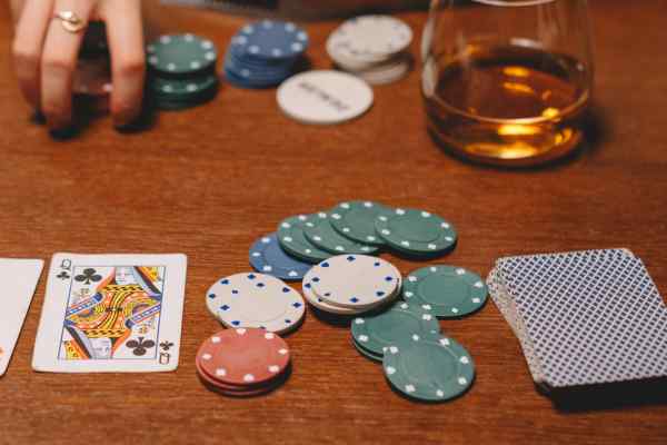 На фото изображены покерные фишки на столе.